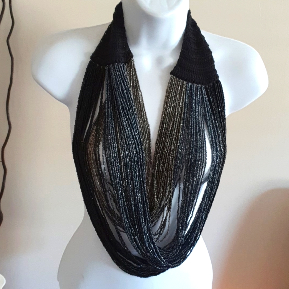 BEAUTIFUL FASHION BEADED NECKLACE.